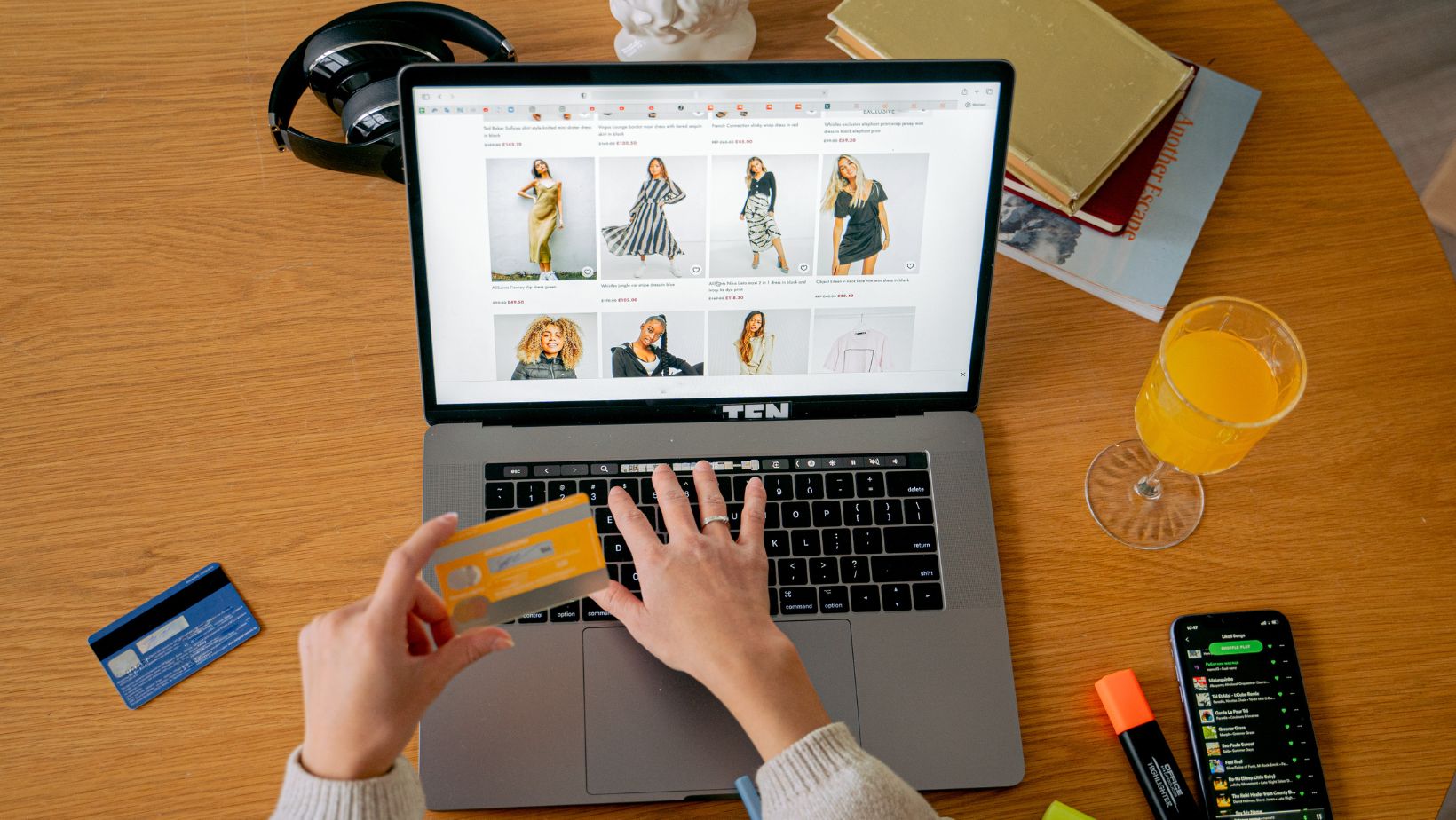 Digital Experience Platforms That Win: What Makes Sitecore and Shopify Stand Out?